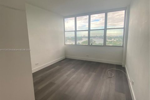 Condo in Miami Beach, Florida, 2 bedrooms  № 1943227 - photo 7