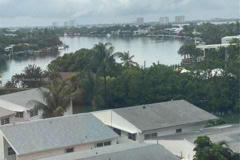 Condo in Miami Beach, Florida, 2 bedrooms  № 1943227 - photo 25