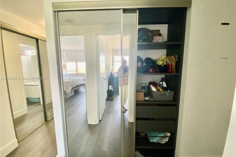 Condo in Miami Beach, Florida, 2 bedrooms  № 1943227 - photo 9