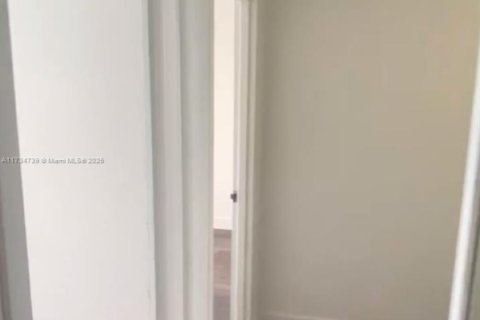 Condo in Miami Beach, Florida, 2 bedrooms  № 1943227 - photo 23