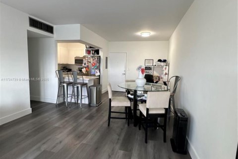 Condo in Miami Beach, Florida, 2 bedrooms  № 1943227 - photo 22