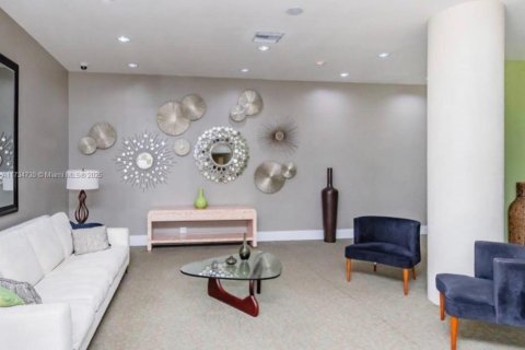 Condo in Miami Beach, Florida, 2 bedrooms  № 1943227 - photo 27