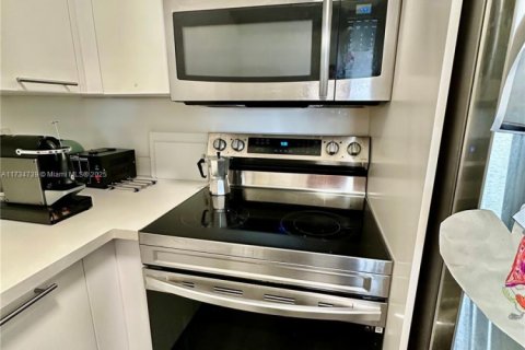 Condo in Miami Beach, Florida, 2 bedrooms  № 1943227 - photo 16