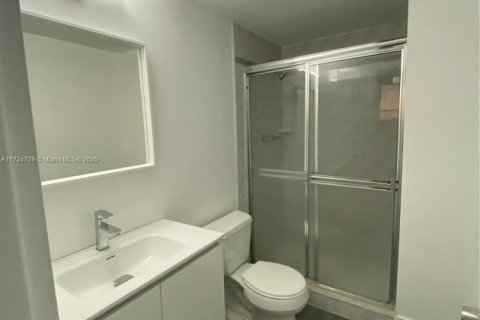 Condo in Miami Beach, Florida, 2 bedrooms  № 1943227 - photo 13