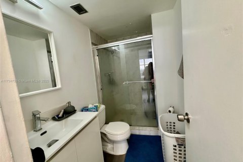 Condo in Miami Beach, Florida, 2 bedrooms  № 1943227 - photo 12