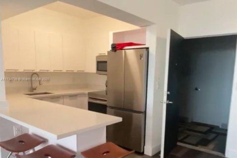 Condo in Miami Beach, Florida, 2 bedrooms  № 1943227 - photo 18