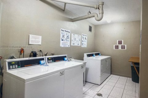 Condo in Miami Beach, Florida, 2 bedrooms  № 1943227 - photo 28