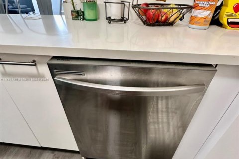 Condo in Miami Beach, Florida, 2 bedrooms  № 1943227 - photo 15