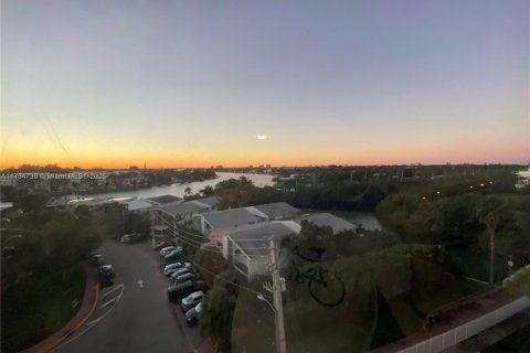 Condo in Miami Beach, Florida, 2 bedrooms  № 1943227 - photo 21