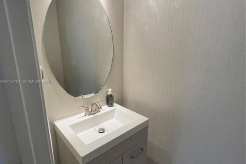 Купить таунхаус в Тамарак, Флорида 3 спальни, 138.98м2, № 2186409 - фото 9