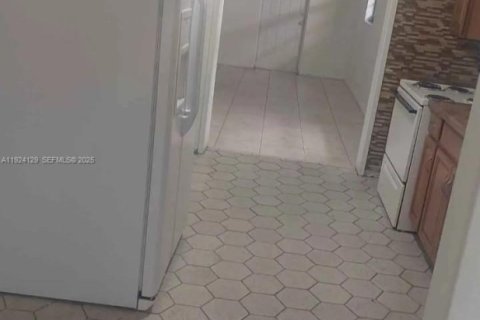 Casa en alquiler en Hialeah, Florida, 2 dormitorios, 148.64 m2 № 1982217 - foto 2