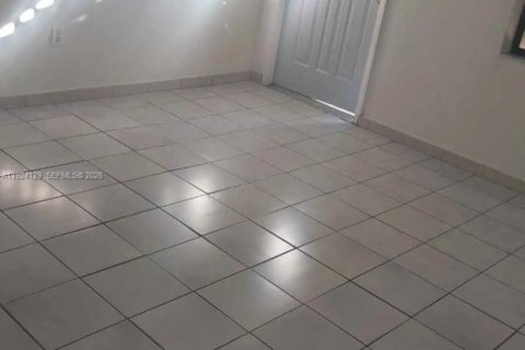 Casa en alquiler en Hialeah, Florida, 2 dormitorios, 148.64 m2 № 1982217 - foto 4