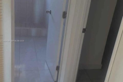 Casa en alquiler en Hialeah, Florida, 2 dormitorios, 148.64 m2 № 1982217 - foto 3