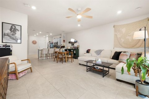 Townhouse in Davenport, Florida 3 bedrooms, 161.28 sq.m. № 2272785 - photo 16