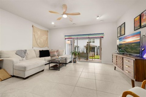 Townhouse in Davenport, Florida 3 bedrooms, 161.28 sq.m. № 2272785 - photo 11