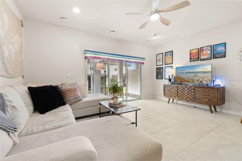 Townhouse in Davenport, Florida 3 bedrooms, 161.28 sq.m. № 2272785 - photo 15