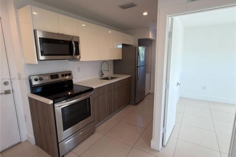 Apartamento en alquiler en Miami, Florida, 2 dormitorios, 51.1 m2 № 2031718 - foto 3