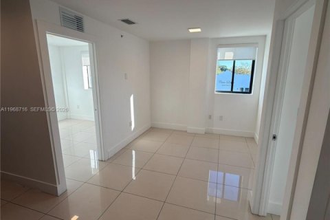 Apartamento en alquiler en Miami, Florida, 2 dormitorios, 51.1 m2 № 2031718 - foto 5