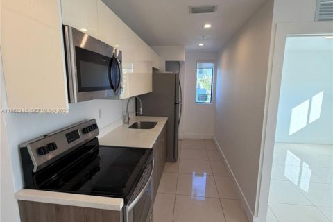 Apartamento en alquiler en Miami, Florida, 2 dormitorios, 51.1 m2 № 2031718 - foto 2