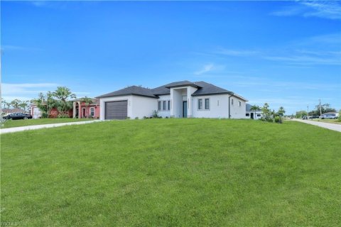 Villa ou maison à vendre à Lehigh Acres, Floride: 3 chambres, 153.29 m2 № 2018329 - photo 1