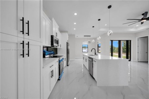 Villa ou maison à vendre à Lehigh Acres, Floride: 3 chambres, 153.29 m2 № 2018329 - photo 10