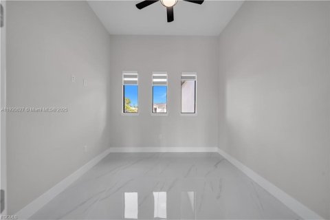Villa ou maison à vendre à Lehigh Acres, Floride: 3 chambres, 153.29 m2 № 2018329 - photo 11