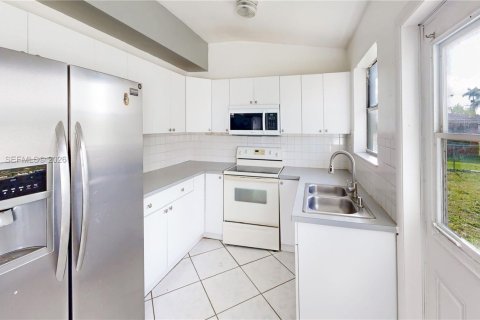 Купить виллу или дом в Хомстед, Флорида 3 спальни, 102.56м2, № 2046676 - фото 17