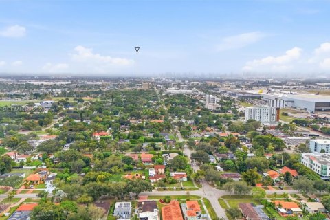 Casa en venta en Miami Springs, Florida, 3 dormitorios, 134.52 m2 № 2007711 - foto 2