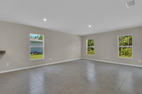 House in Port Charlotte, Florida 3 bedrooms, 140.75 sq.m. № 1900595 - photo 2