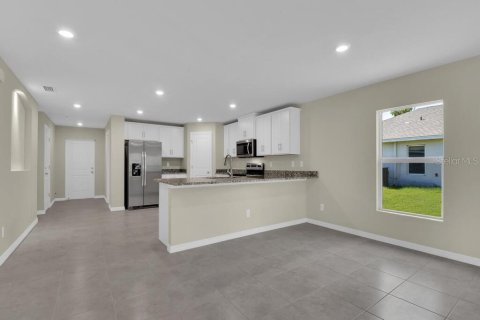 House in Port Charlotte, Florida 3 bedrooms, 140.75 sq.m. № 1900595 - photo 10