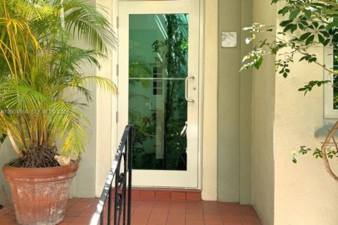 Condo in Miami Beach, Florida  № 2068878 - photo 9