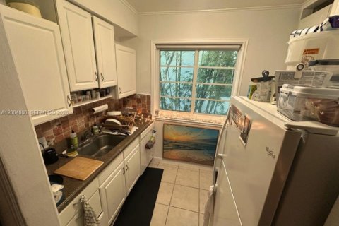 Condo in Miami Beach, Florida  № 2068878 - photo 18