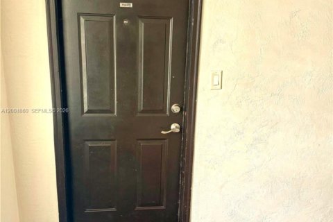 Condo in Miami Beach, Florida  № 2068878 - photo 11