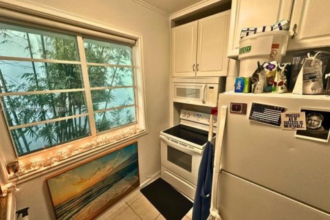 Condo in Miami Beach, Florida  № 2068878 - photo 17