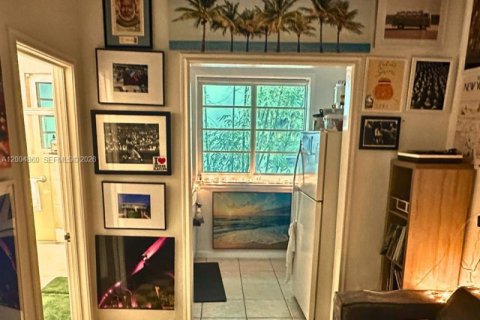 Condo in Miami Beach, Florida  № 2068878 - photo 16