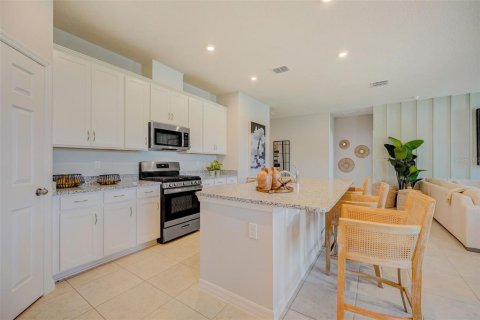 House in Davenport, Florida 4 bedrooms, 170.85 sq.m. № 1847566 - photo 14