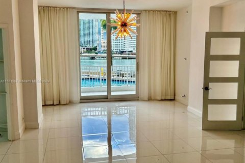Condo in Miami, Florida, 3 bedrooms № 1933890