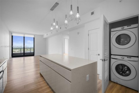 Снять в аренду квартиру в Халландейл-Бич, Флорида 1 спальня, 79.8м2, № 1977463 - фото 4