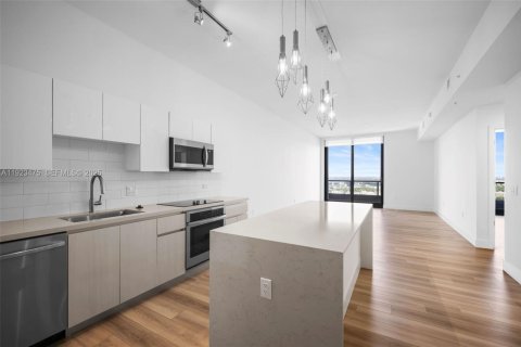 Снять в аренду квартиру в Халландейл-Бич, Флорида 1 спальня, 79.8м2, № 1977463 - фото 1