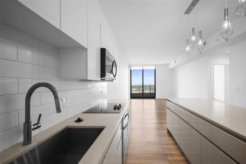 Снять в аренду квартиру в Халландейл-Бич, Флорида 1 спальня, 79.8м2, № 1977463 - фото 3