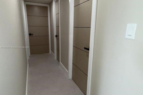 Condo in Miami Beach, Florida, 2 bedrooms  № 1775873 - photo 27