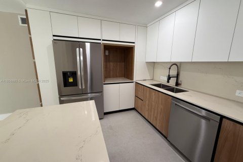 Condo in Miami Beach, Florida, 2 bedrooms  № 1775873 - photo 8