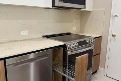 Condo in Miami Beach, Florida, 2 bedrooms  № 1775873 - photo 22