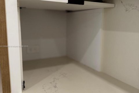 Condo in Miami Beach, Florida, 2 bedrooms  № 1775873 - photo 16