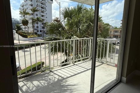Condo in Miami Beach, Florida, 2 bedrooms  № 1775873 - photo 25