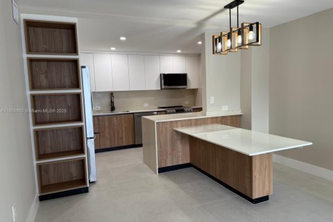 Condo in Miami Beach, Florida, 2 bedrooms  № 1775873 - photo 3
