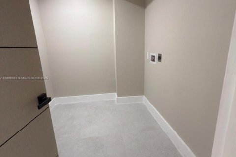Condo in Miami Beach, Florida, 2 bedrooms  № 1775873 - photo 29