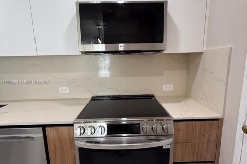 Condo in Miami Beach, Florida, 2 bedrooms  № 1775873 - photo 12