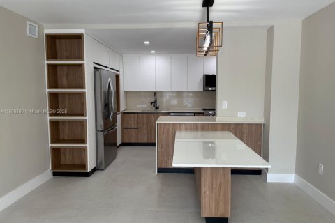 Condo in Miami Beach, Florida, 2 bedrooms  № 1775873 - photo 1