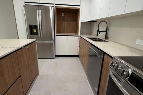Condo in Miami Beach, Florida, 2 bedrooms  № 1775873 - photo 5